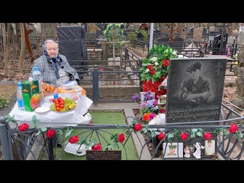 Видео: мама Юры Барабаша (Петлюра) в день памяти на могиле сына / Хованское кладбище 14.04.2024