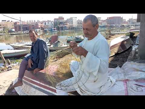 صياد الشخلوبه يصنع شبكة صيد