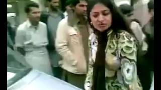 pakistani girl fight - 18+ omg girls fight on main road |pakistani aunties fight