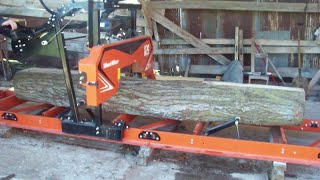 Cutting a log up on a woodmizer saw mill!! #sawmill