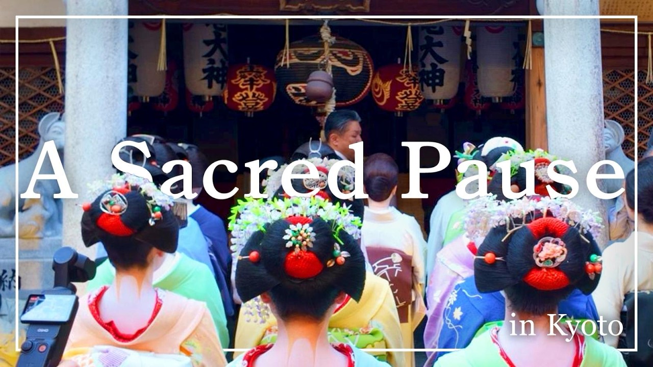 Майко из Гион Хигаси в храме Канкаме Инара | Летний ночной фестиваль в Киото