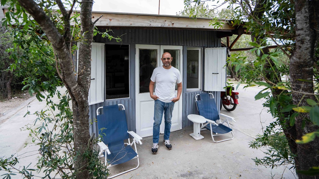 VIVE EN UNA MINI CASA CONTAINER DE 21 M2 CONSTRUÍDA POR ÉL MISMO | Merlo, San Luis