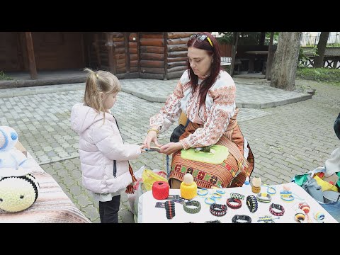 Коломиянка виготовляє браслети для захисників України.