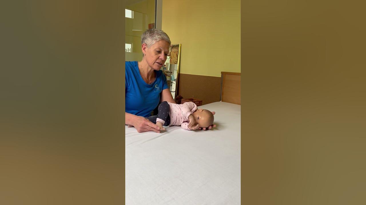 Ein Baby von der Bauchlage in Rückenlage drehen - Kinästhetik Infant ...