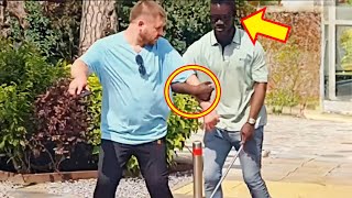Man pretends to be blind to ask for help from strangers, the actions of passersby are shocking!