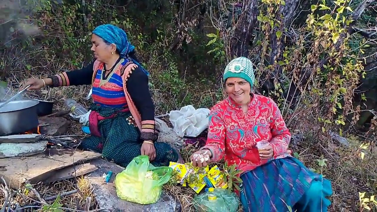 जंगल में किया दीदी लोगों के साथ खूब हंसी मजाक ❤️ || PAHADI LIFESTYLE 