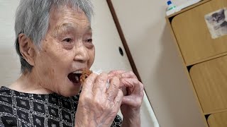 100yearold Japanese grandmother] First KFC in her life