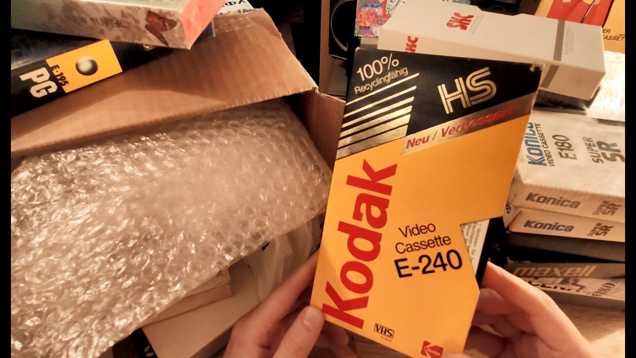 Распаковка посылки с видеокассетками.