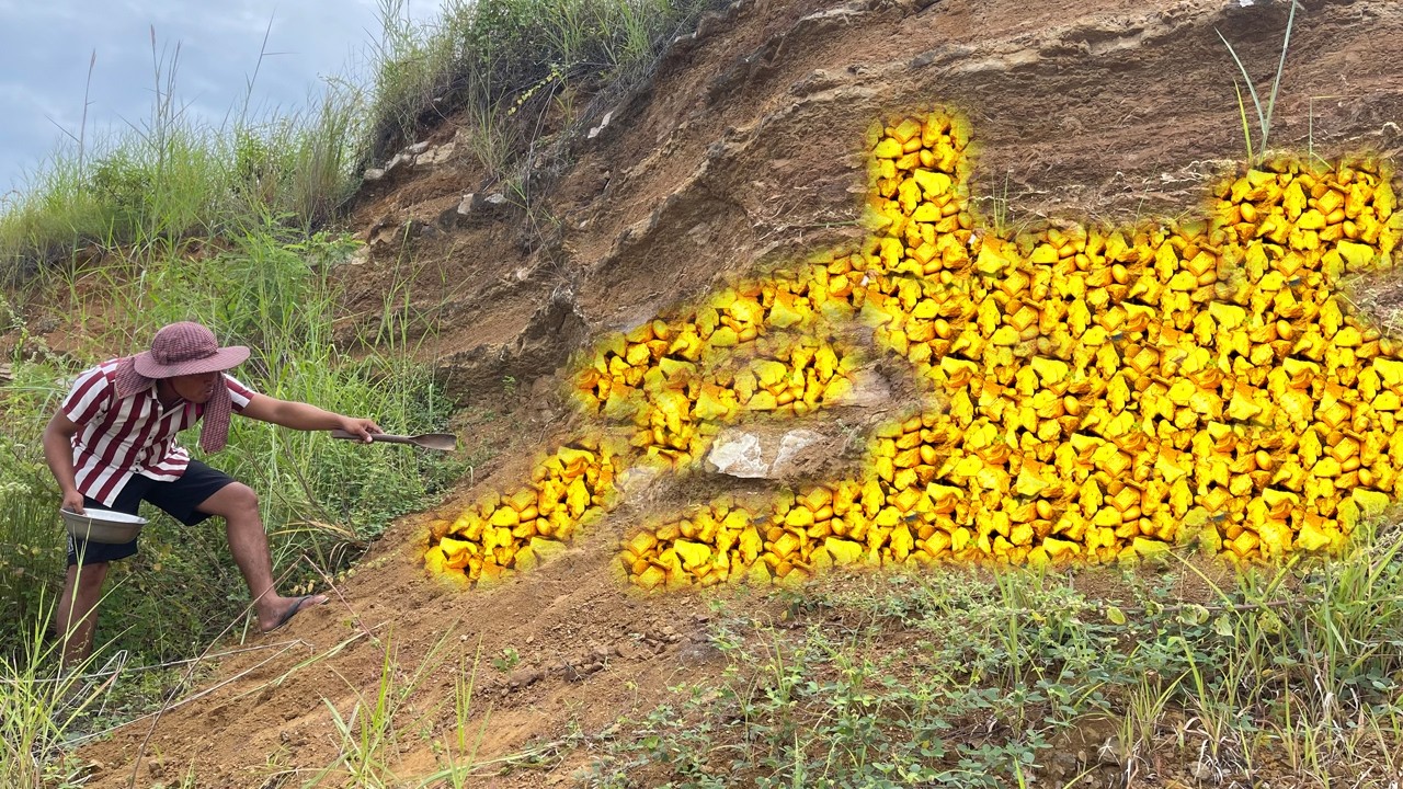 Amazing finding gold! gold hunter found a lot of gold treasure near river at mountain