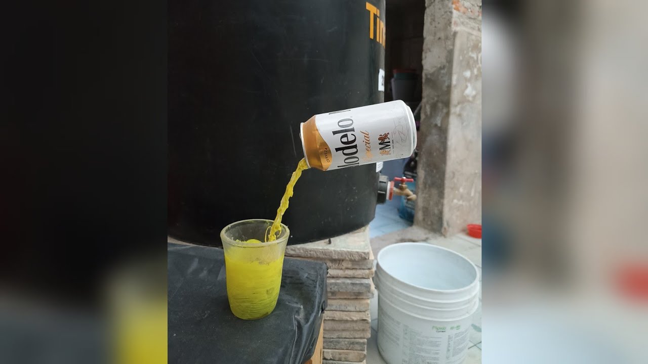 lata de cerveza flotante