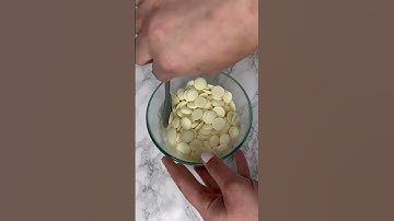 How to melt chocolate #chocolate #chocolatecoveredstrawberries #howto #tutorial #meltingchocolate