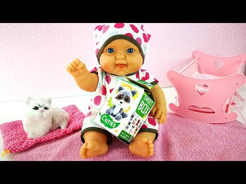 Видео: ОТКРЫВАЕТ СЮРПРИЗ С МАМОЙ Игрушки  Конфеты #Кукла Пупсик  Для девочек Как мама