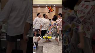 De dikke man wordt voor de gek gehouden!