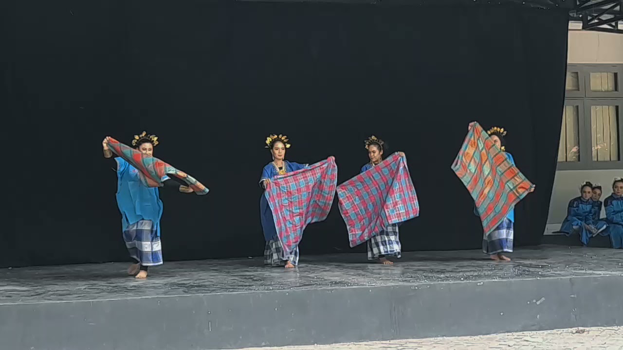 Tari kreasi Lipa sabbe - Sulawesi selatan