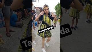 Tampil Beda Dengan Kostum Dayak