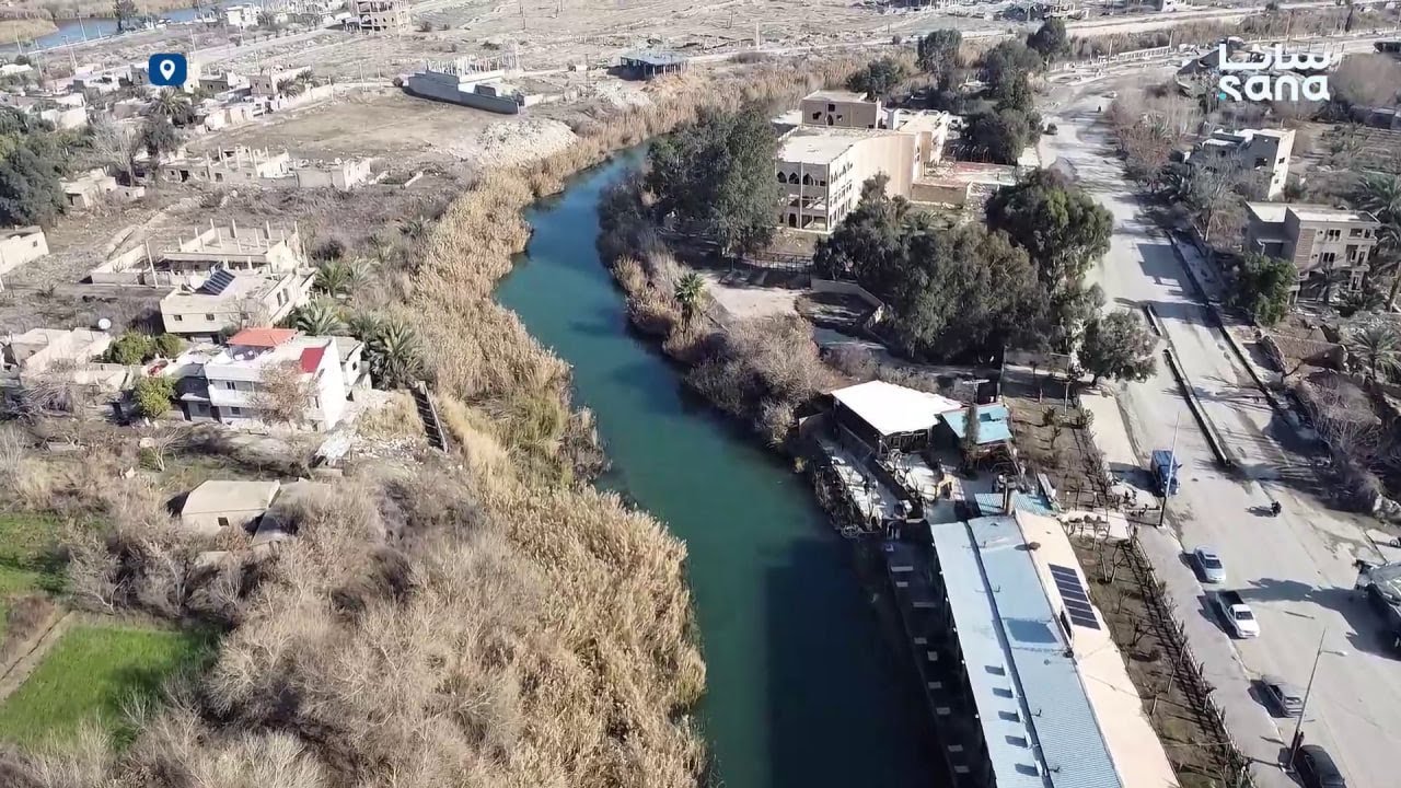 مشاهد جوية لفرع نهر الفرات في دير الزور الذي يفصل بين حيي الحويقة والرشدية