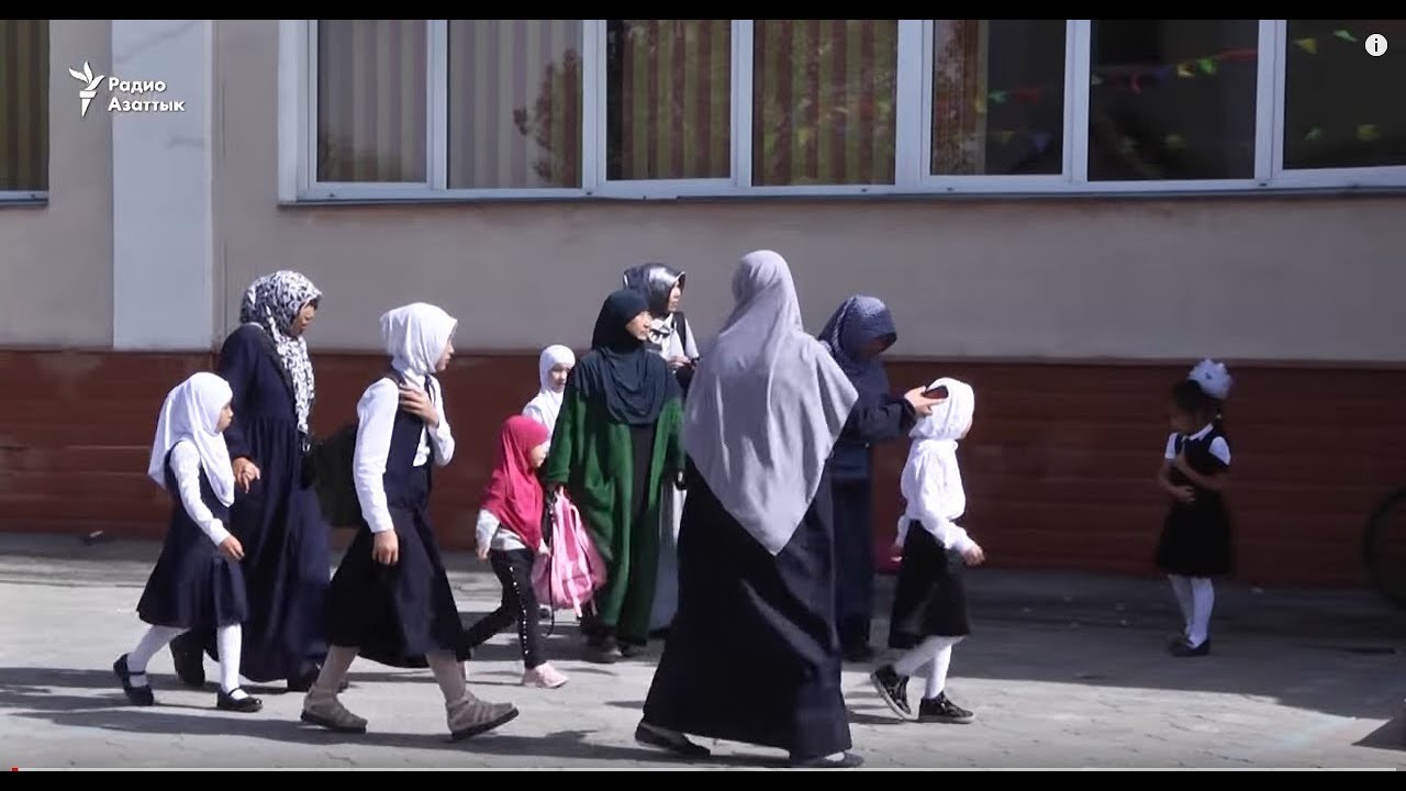 Очередной скандал с платками в школе