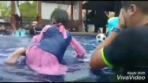 Kakak Adik Mandi Kolam