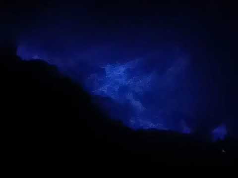 Flammes bleues, fin d'éruption Piton de la Fournaise, île de la Réunion, 17/01/22