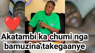 Chumi akkilizza obutambi obwaafulimye nga bamuzina bubwe