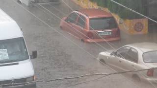 Машини плавають по Зарічанській. Потоп у Хмельницькому