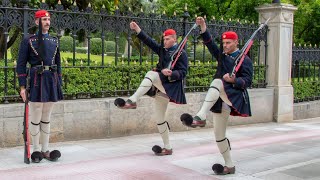 Эвзоны в Афинах. Смена караула возле резиденции президента. Changing the Evzon guard.