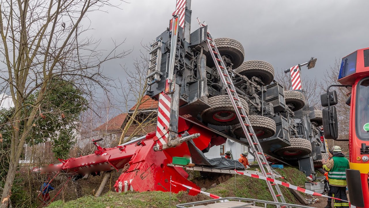 ++ SPEKTAKULÄR: 80-TONNEN AUTOKRAN KIPPT UM ++ FEUERWEHR im EINSATZ | HOHER SCHADEN & LANGE BERGUNG