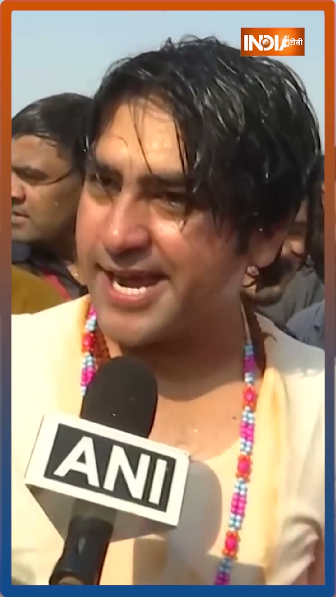 #mahakumbh2025 पहुंचे #bababageshwar ने गरीबी मिटाने को लेकर क्या कहा #stampede #shorts