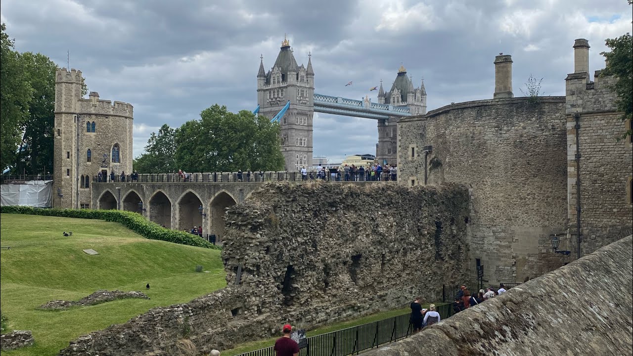 Gallions Reach Shopping Centre in London 🌅 
