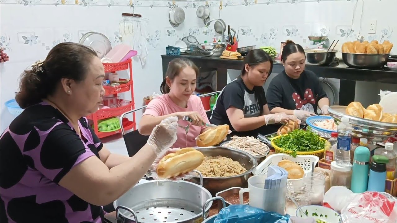 CẢM ƠN ANH TRAI PHƯƠNG XA ỦNG HỘ 200 Ổ BÁNH MÌ | ÚT ĐẠT | CUỘC SỐNG NHẬT # 1339