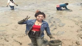 Beautiful Girl Fishing - Khmer Traditional Fishing - How to Catch Fish by Hand