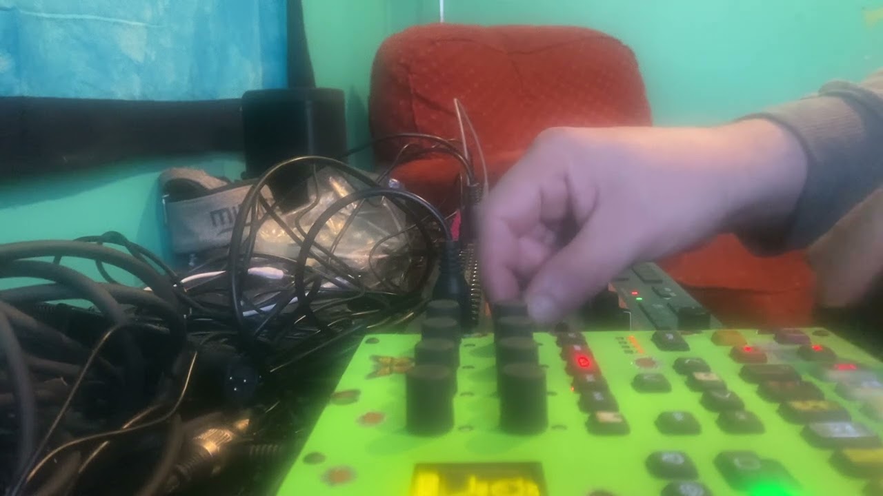 Behringer edge, grind and digitone. Uplifting acid trance. Enjoy 😉