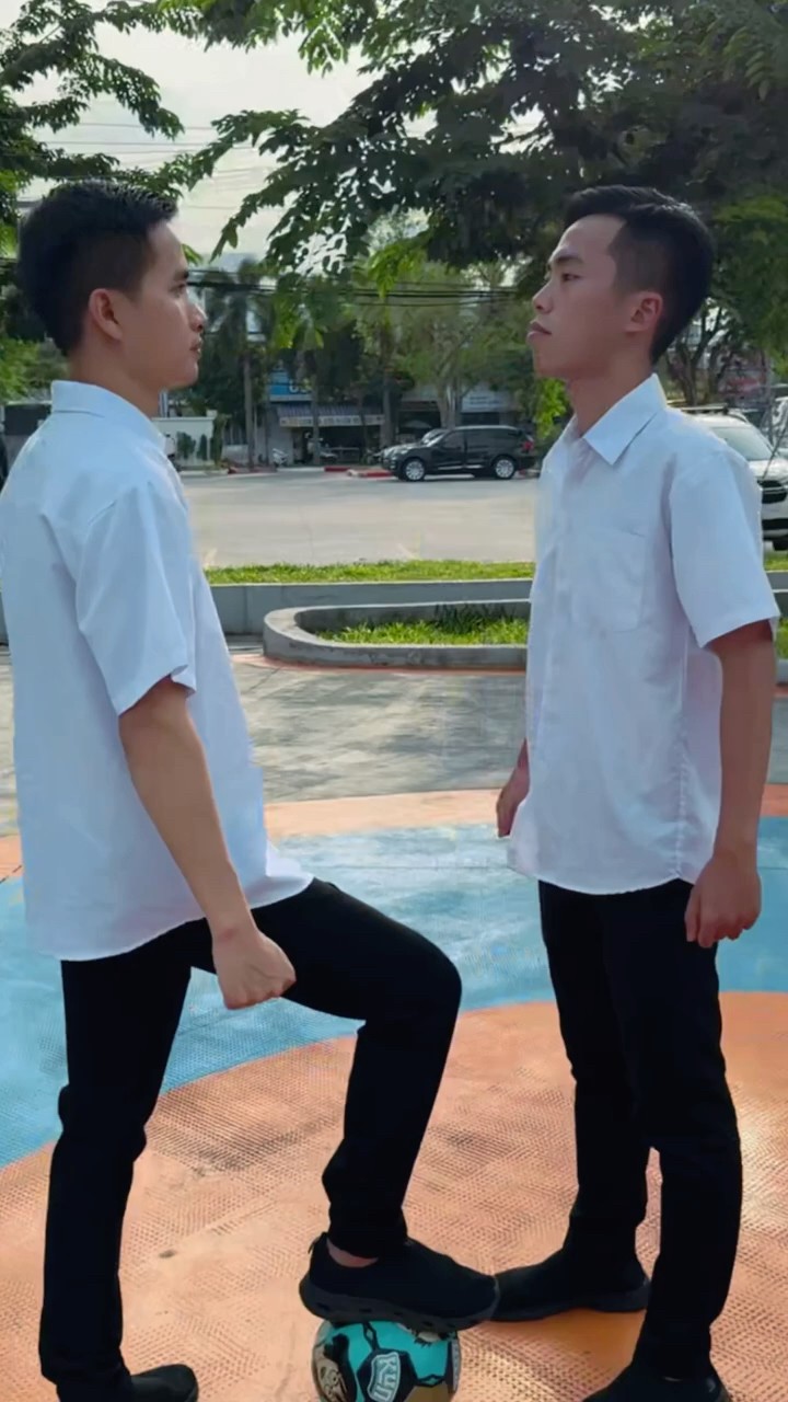 LNF - Su Hào \u0026 Huy Cận thi đánh banh || Soccer competition with 2 boys #shorts