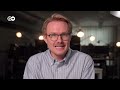 Did the EU block the new Siri AI, or is Apple to blame? | DW News