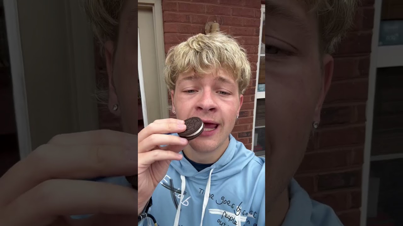 Trying Christmas foods! 😳 