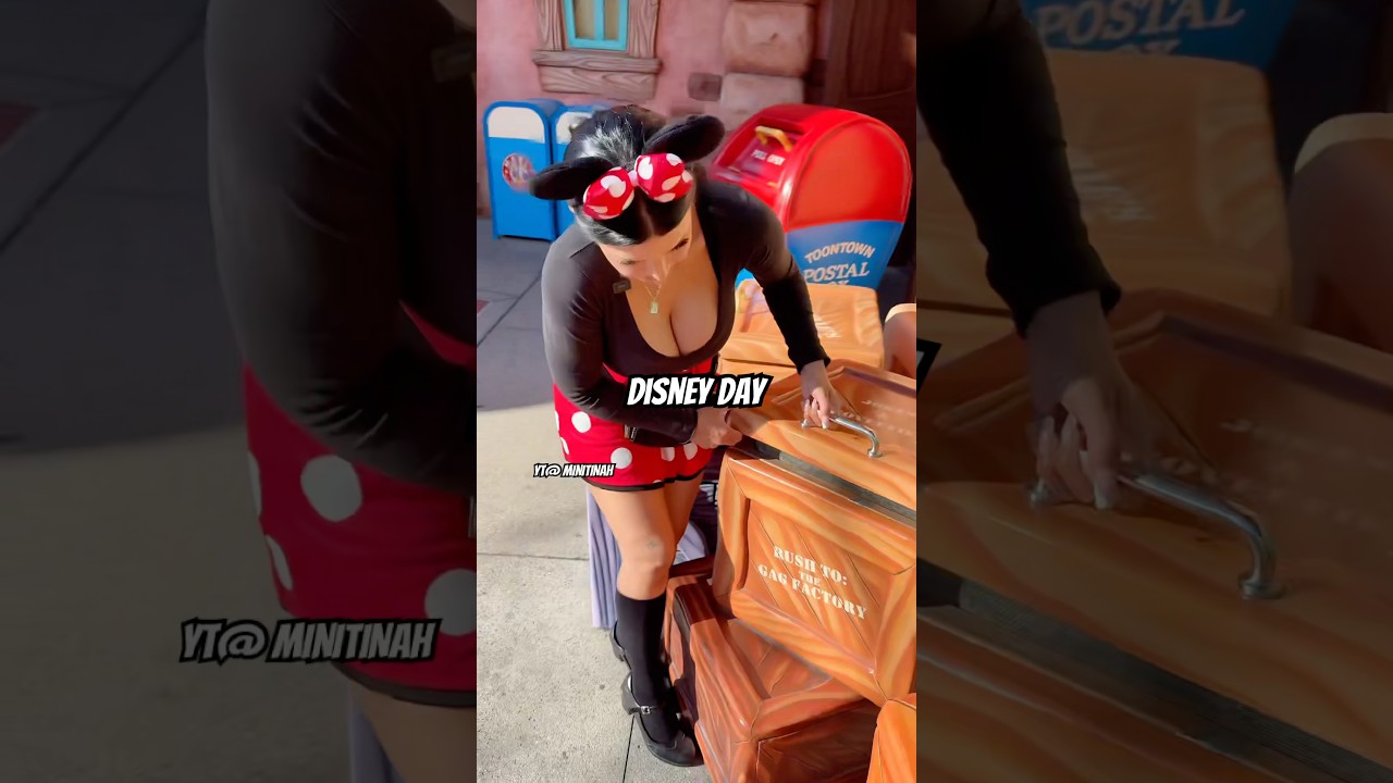 Didn’t know these boxes could open ♥️ #viralshort #disneyland #disneybound