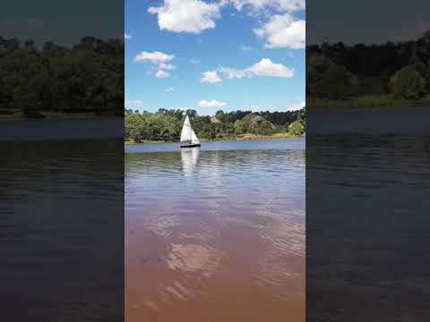 Heron sailing dinghy on Lake Canobolas - YouTube