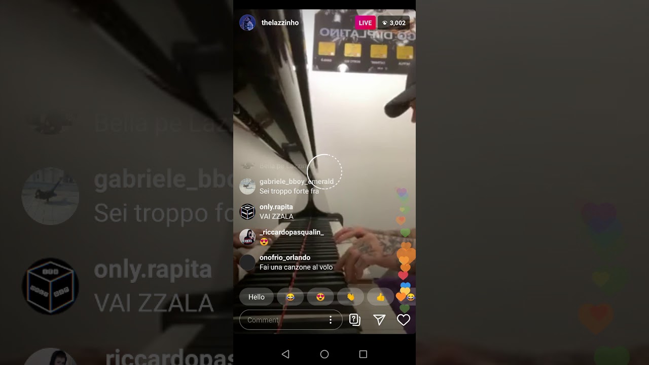Lazza suona il pianoforte in una diretta Instagram YouTube