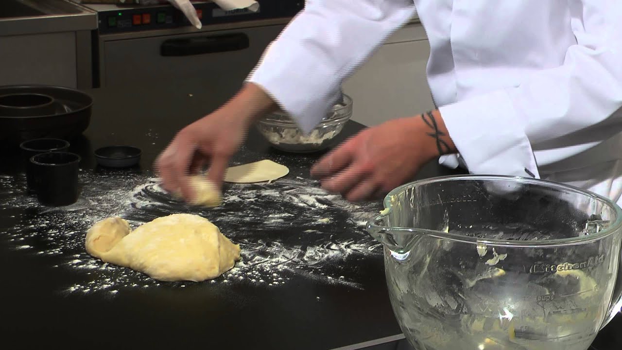 Mouler et cuire un savarin - Techniques de base en cuisine