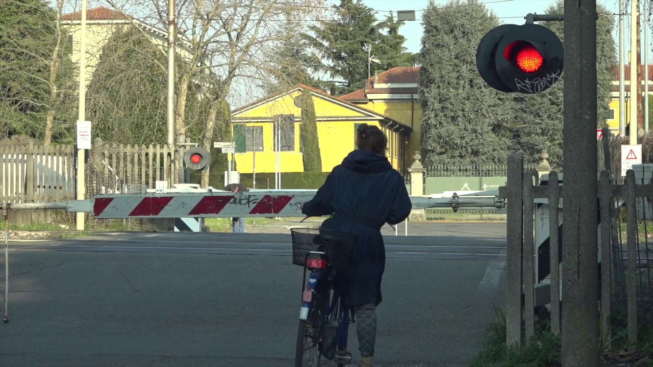 Monza, passaggio a livello pericoloso