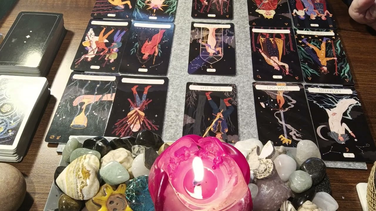 JAK TO KE MĚ MÁ 🤔 MYSLÍ TO SEMNOU VÁŽNĚ, nebo je to flirt 😥 výklad karet