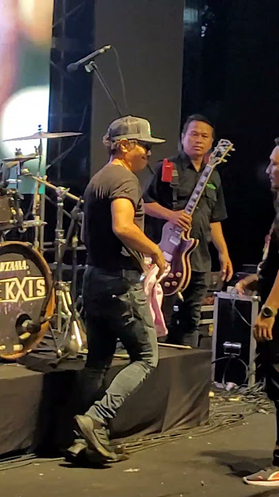 Aksi krisyanto jamrud di atas panggung