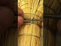 Proses mengikat kawat besi pada jerami dengan alat sederhana #shorts