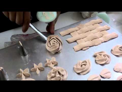 Video Cách trang trí bánh gato cơ bản, bắt hoa, trộn màu kem - youtube