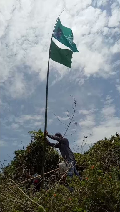bendera nu kyai marjuki berkibar ditebing batu guluk pulau kangean