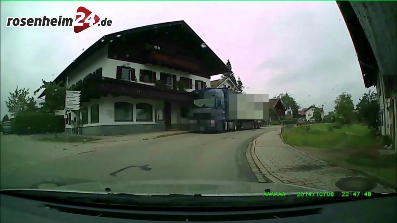 Eggstätt: Lastwagen rammt Balkon!