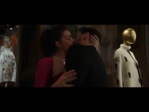 Anne Hathaway kissing scene