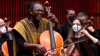 Ka Bohaleng | Abel Selaocoe | Performance Excerpt
This performance of Abel Selaocoes Ka Bohaleng appears in our new on-demand video concert.
View the full performance for free at https://content.thespco.org/music/concert-library/concert/abel-selaocoe Ka Bohaleng | Abel Selaocoe | Performance Excerpt