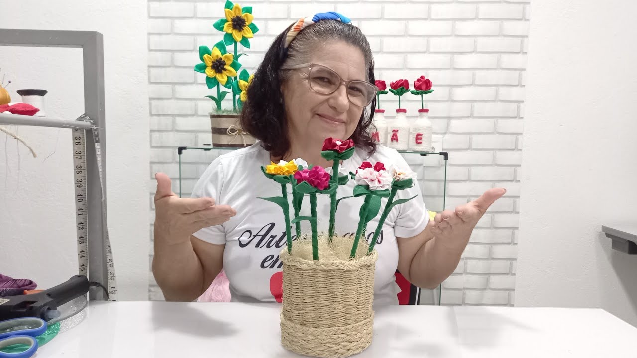 2 ideias com  garrafa plástica e palito de churrasco, sisal e rosas de fitas!