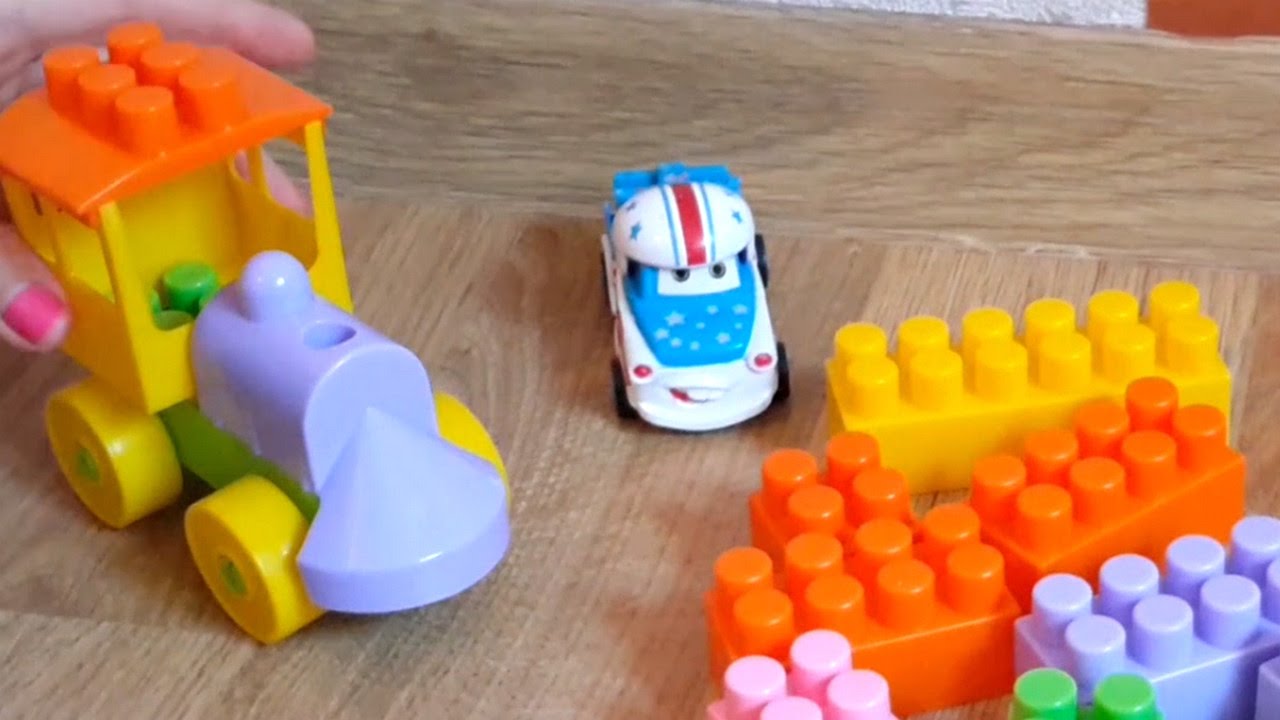 Видео с игрушками. Строим дом вместе машинкой и паровозиком